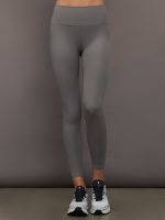 Model wears high-rise leggings in steel grey with a ribbed texture, with a wide waistband and a form-fitting silhouette.