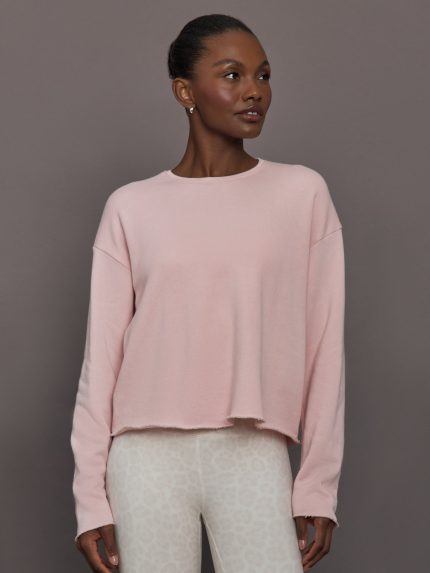 Model wears a light pink crewneck sweatshirt in French Terry.