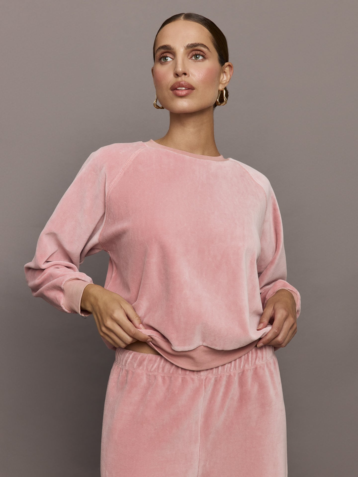 CARB-YD6146-PNK-24HOL-Raglan-Pullover-in-Velour-color-Blush_24252-Edit Raglan Pullover in Velour - Blush - Image 1