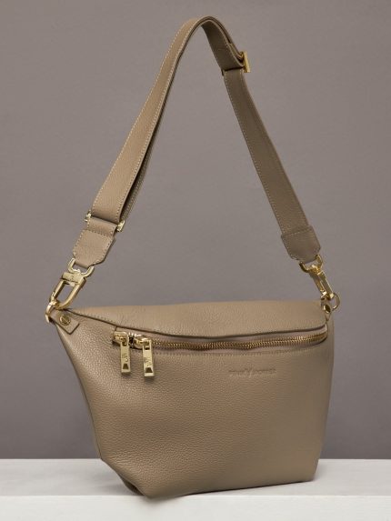 Sling bag in creta with adjustable strap.