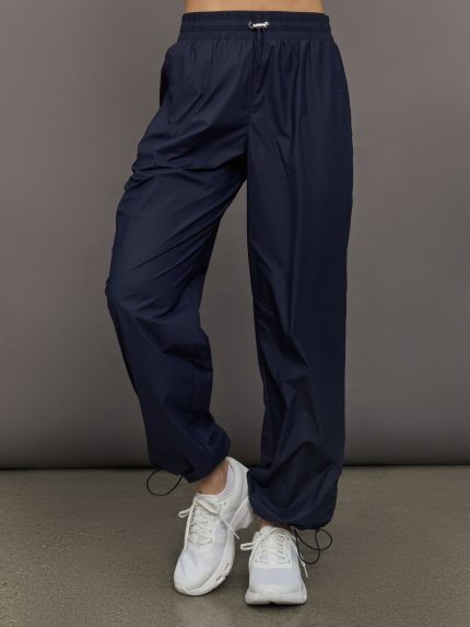 Model wears a pair of Navy joggers.
