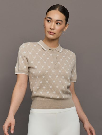 Woman wearing a beige patterned shirt against a brown background
