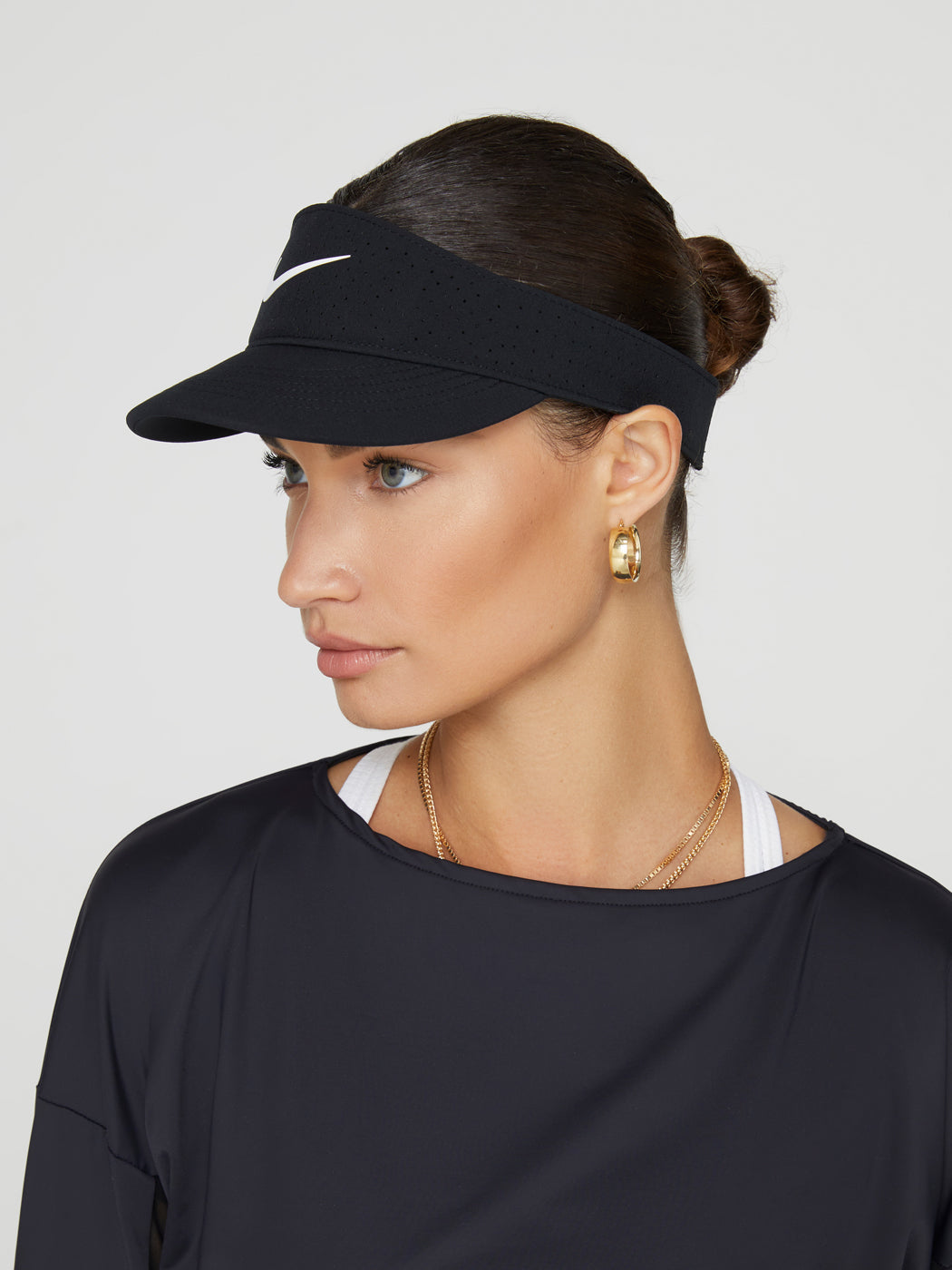 NIKE-CQ9334-010-BLK-22SM-W_NK_AERO_DF_ADV_ADVNTGE_VISOR-color-BLACK-WHITE_5790_8c29f8a5-dc96-4708-a092-cca7fbb13084 W NK AERO DF ADV ADVNTGE VISOR - Black/White - Image 1