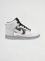 W NIKE DUNK HIGH SE - WHITE/WHITE-METALLIC SILVER-BLACK