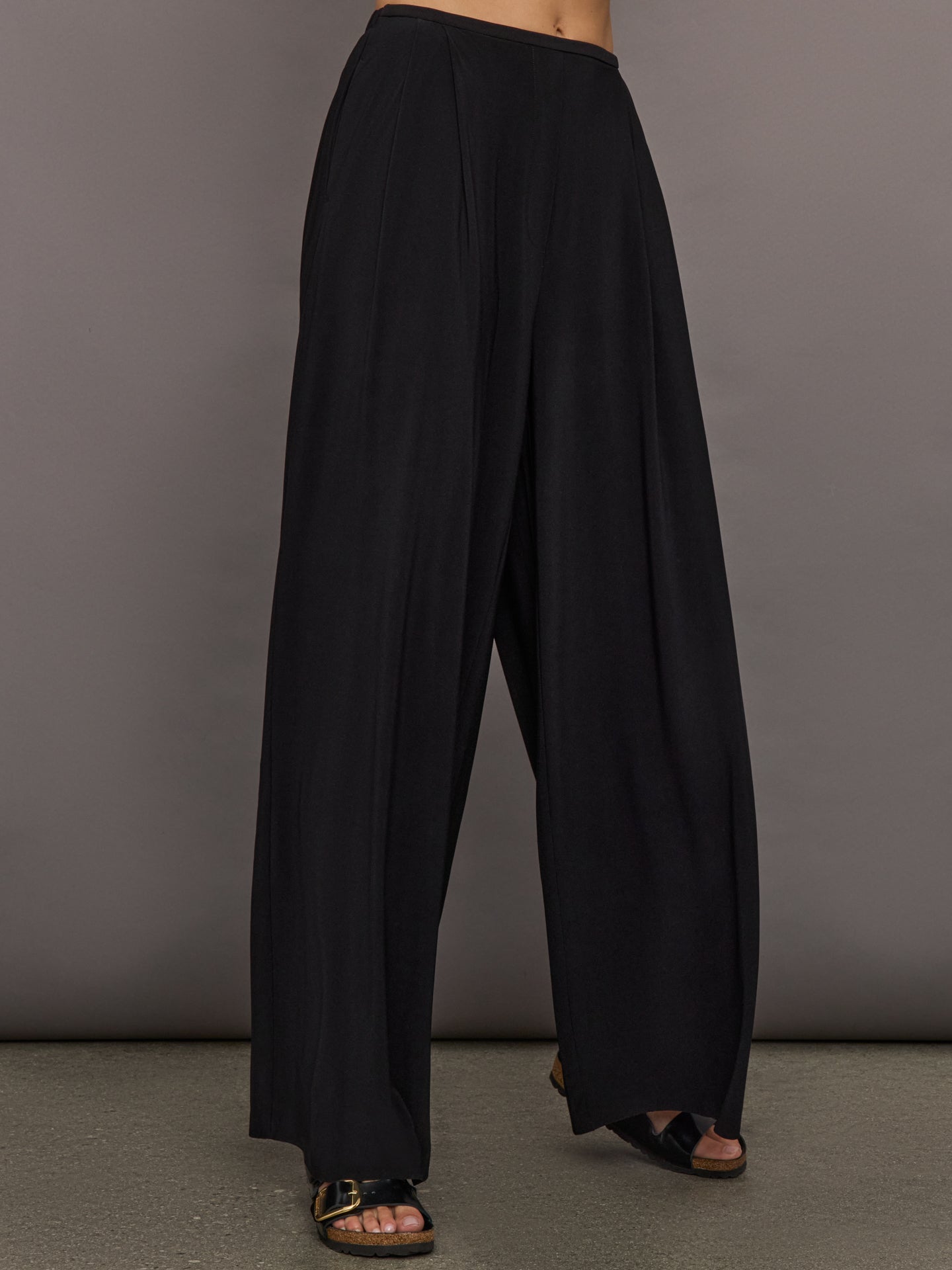 NORMA-KK1257PLO96001-BLKBLK-Mens-Pleat-Pant-color-Black_24829-Edit Model wears a pair of mid rise black pleated wide leg dress pants.