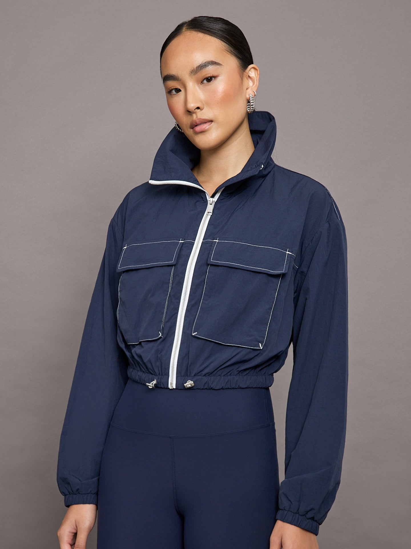 PENAT-244J203_DARKNAVY-BLUEBLUDRK-Recap-Jacket-color-Dark-Navy-Blue_1990-Edit An Image of a Female Model is wearing Dark Navy Blue Zip-up Jacket