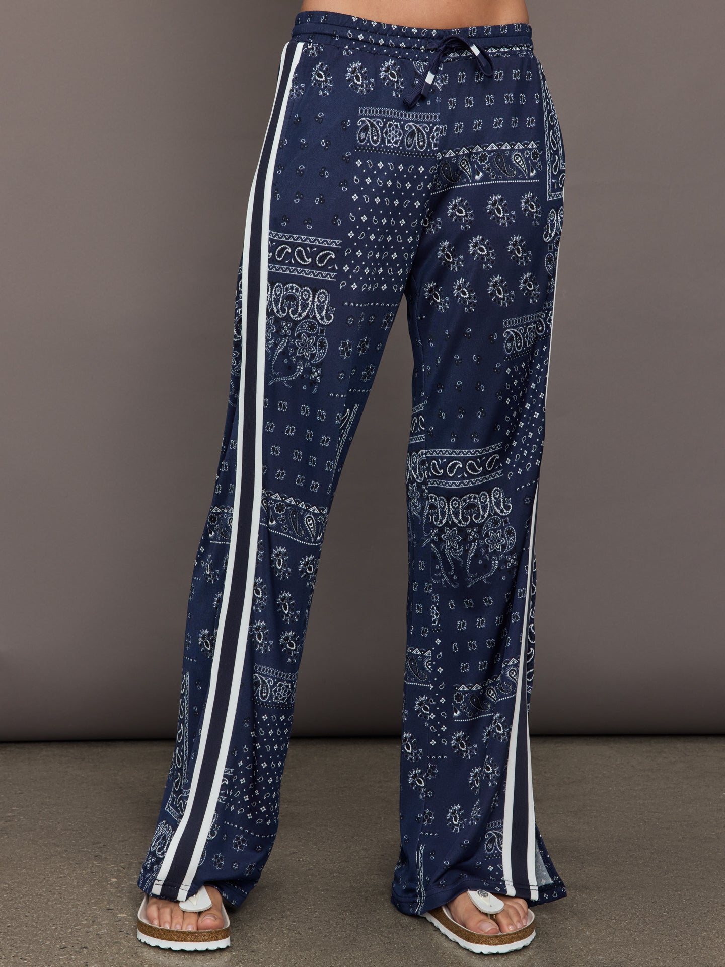 THEU-USW225122-MULTIBLUMED-Vaquero-Roma-Pant-color-Paisley_6996-Edit Model wears the Vaquero Roma Pant in Paisley with a relaxed, loose-fitting silhouette and an intricate paisley print.