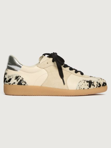 Cowhair low top neutral sneaker with black laces. 