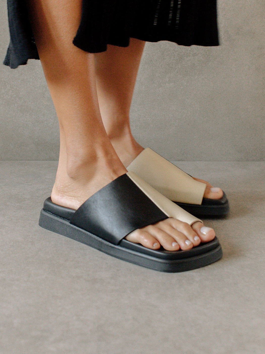 toe-ring-flop-bicolor-ALOH-S00387-25-PRNTCOL-22SM-color-black-ivory_e183d177-acac-4eef-b1ee-02409a06d760 Toe Ring Flop Bicolor - Black Ivory - Image 1